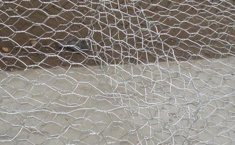 铅丝石笼网是重型六角网拼装成箱笼状